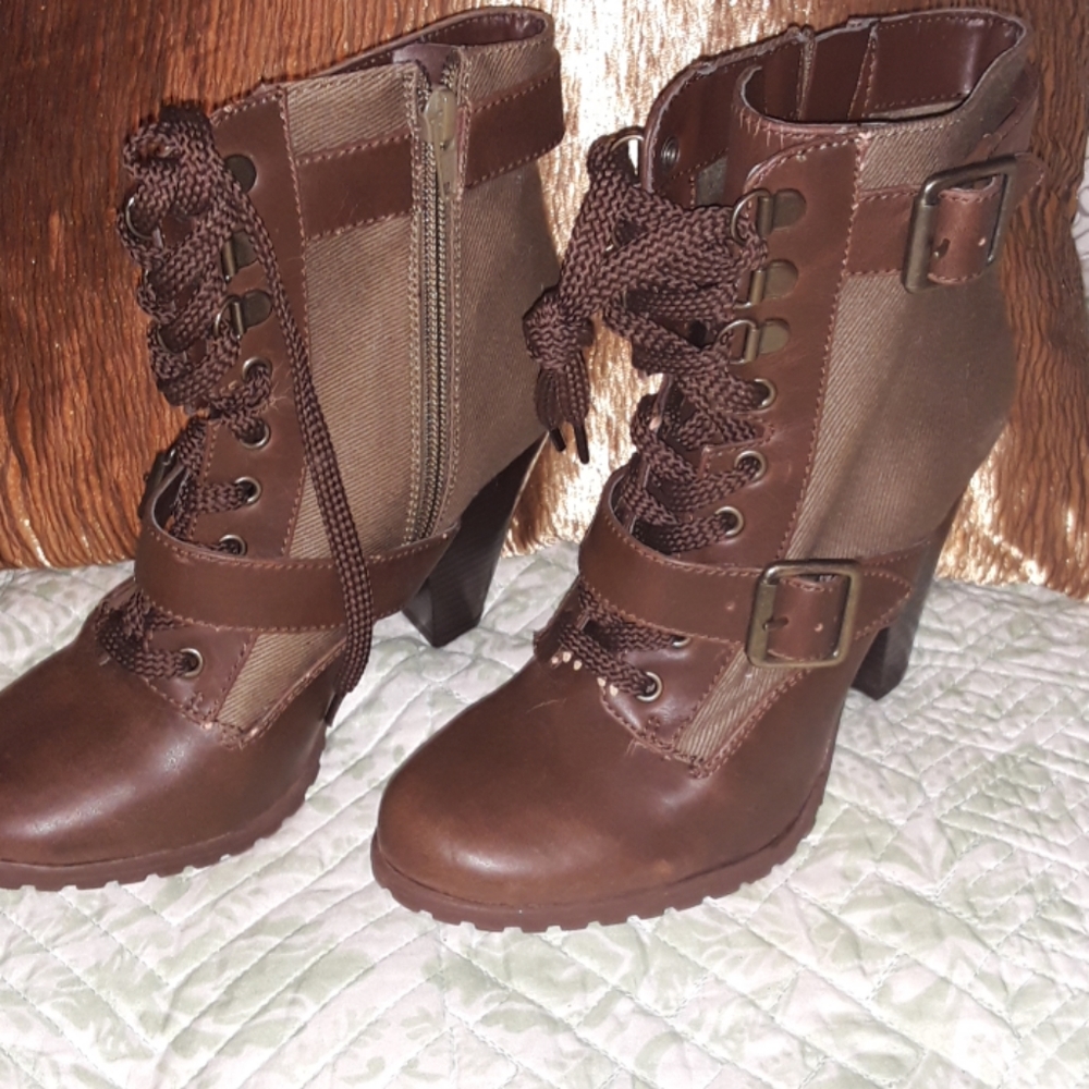 Brown boots with block